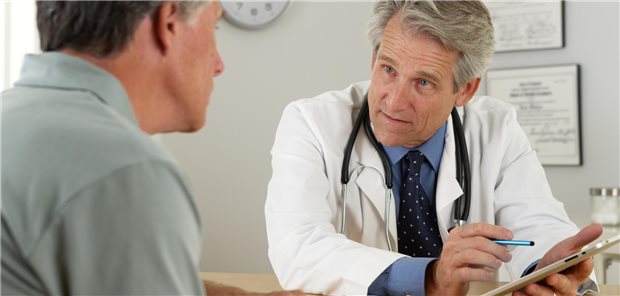 Lungenkrebs: Wie Zentren wohnortnah versorgen können Patientengespräch in der Praxis. Die eigentliche Therapie muss nicht zwangsläufig in den Onkologie-Zentren stattfinden. Die Mehrzahl der Lungenkrebs-Patienten will wohnortnah betreut werden, dies ist auch bei den regionalen Netzwerkpartnern in hoher Qualität möglich, so Prof. Jürgen Wolf, Leiter des Centrums für Integrierte Onkologie. (Motiv mit Fotomodellen)