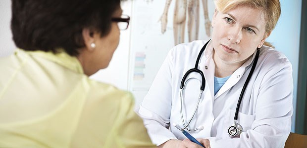 124.000 Ärzte sind frei Patientengespräch in der eigenen Praxis. 124.000 Ärzte in Deutschland sind selbstständig.