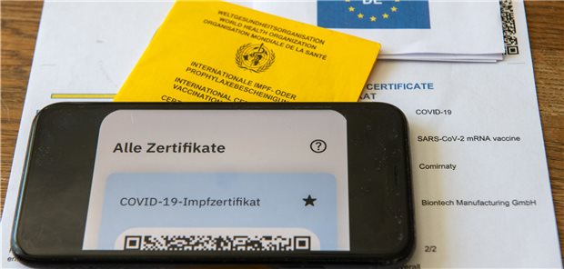 Corona-Impfstatus von Arbeitnehmern: Regierung prüft Auskunftspflicht Patientenschützer befürworten eine Impfstatusabfrage durch Arbeitgeber, Gewerkschaften sind dagegen.