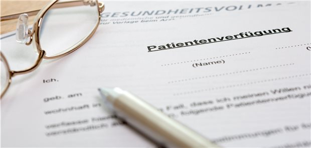 Patientenverfügung liegt vor? Das entlastet einen Täter nicht, der eine schwere Verletzung verursacht hat, die später zum Tod führt.