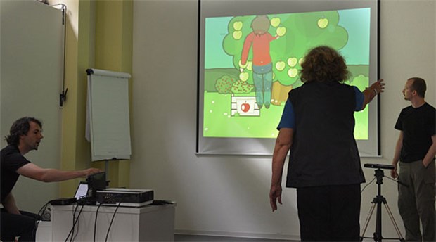 Zocken am Computer macht fit Patientin Barbara Büssing spielt unter der Aufsicht der Spiele-Entwickler Ronald Meyer (li) und Markus Krause ein PC-Spiel, um ihre Beweglichkeit nach einer OP zu verbessern.