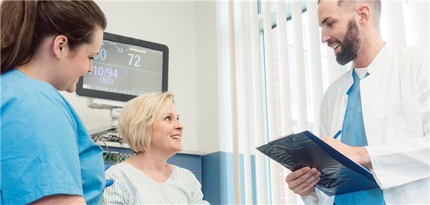 Unterschiedliche Blickwinkel auf die Versorgung Krebskranker Patientin, Pflegerin, Arzt: Im Team klappt die Versorgung Krebskranker am besten.