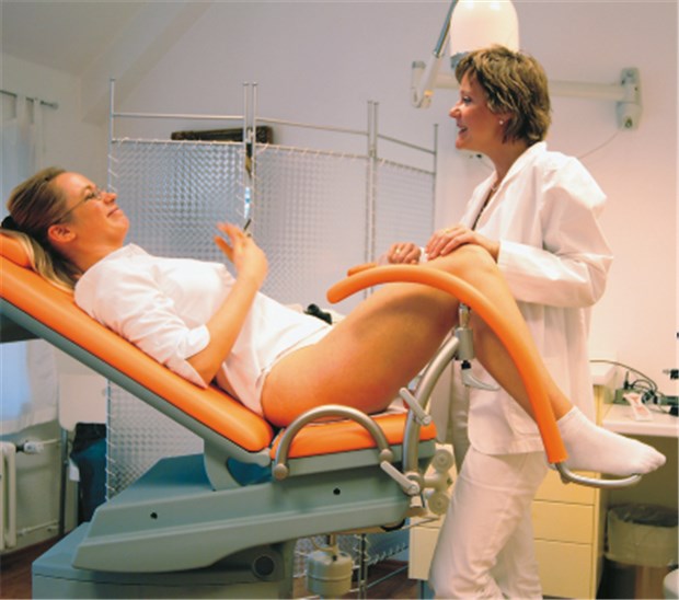 Dünnschichtzytologie immer beliebter Patientin bei einer Zervixvorsorgeuntersuchung. Wie etwa in Großbritannien ist die Teilnehmerrate in Deutschland gestiegen. © Klaro