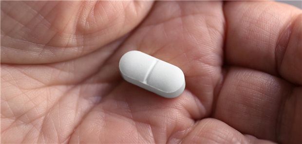 Antibiotikaverordnungen: Rückgang um 11,5 Prozent Patientin hält eine Tablette in der Hand