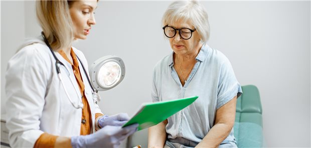 Patientin im Gespräch mit ihrer Gynäkologin: Themen wie das urogenitale Menopause-Syndrom sollten häufiger angesprochen werden. (Symbolbild mit Fotomodellen)