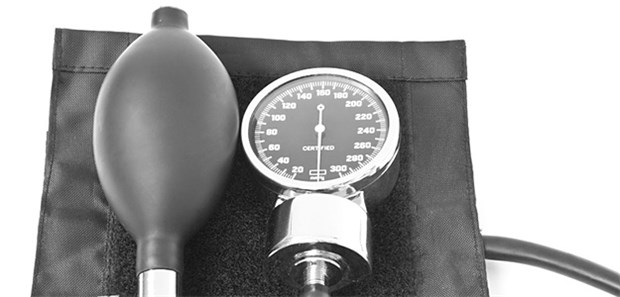 Diastolischen Blutdruck nicht zu stark senken! Patientin mit Bluthochdruck: Bei einer Reduktion des diastolischen Blutdrucks auf unter 60 mmHg erhöht sich laut Studie die Wahrscheinlichkeit für subklinische Myokardschäden deutlich.