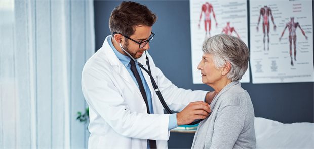 Arzt im Krankenhaus hört die Lunge einer Patientin ab.
