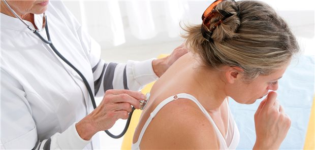 Patientin mit Pneumonie: In der niedergelassenen Praxis wird nach Expertenansicht bei der Risikoeinschätzung die Auszählung der Atemfrequenz zu oft vernachlässigt. (Symbolbild mit Fotomodell)