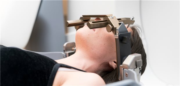 Viele Hirnmetastasen sind heute radiochirurgisch therapierbar Patientin vor dem Gerät zur stereotaktischen Radiochirurgie: Damit lassen sich inzwischen auch multiple Metastasen entfernen.