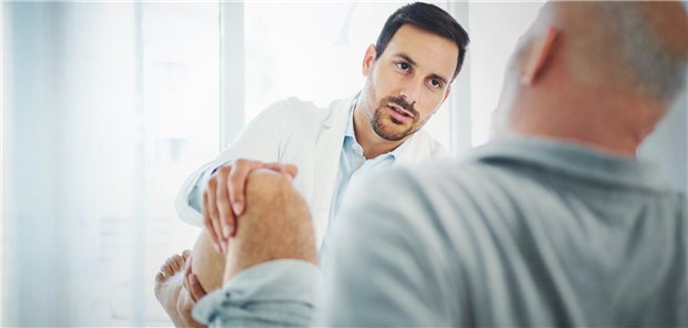 Neue Gonarthrose-Leitlinie setzt mehr auf Eigeninitiative Ein Arzt untersucht das Knie eines Patienten.