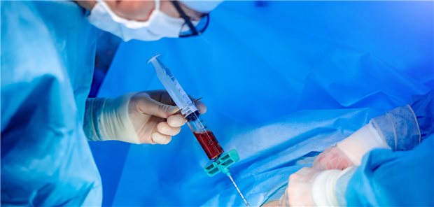 Ärzte und Ärztinnen nehmen eine Knochenmarktransplantation vor.