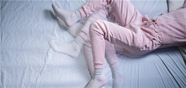 Patientinnen und Patienten mit Restless Legs Syndrom haben insbesondere abends und nachts den Drang, ihre Beine zu bewegen. Für die Therapie sollte Eisen substituiert werden; aber auch Gabapentinoide und Dopamin-Agonisten stehen auf dem Plan.
