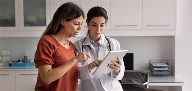 Patientinnen und Patienten sollten aktiv in Therapieentscheidungen einbezogen werden und Gelegenheit erhalten, ihre Ziele, Erwartungen und Bedenken zu äußern. (Symbolbild mit Fotomodellen)