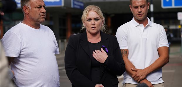 Schwerkranker Archie: Eltern hoffen auf Europäisches Gericht Paul Battersbee (l) und Hollie Dance (M), Eltern von Archie Battersbee, dem zwölfjährigen Jungen, der nach einem schweren Hirnschaden vor drei Monaten im Koma liegt, sprechen vor dem Royal Courts of Justice mit Journalisten. Im Gerichtsstreit um den unheilbar kranken Archie hatten die Eltern des Zwölfjährigen beim obersten britischen Gericht die Fortführung lebenserhaltender Maßnahmen gefordert.