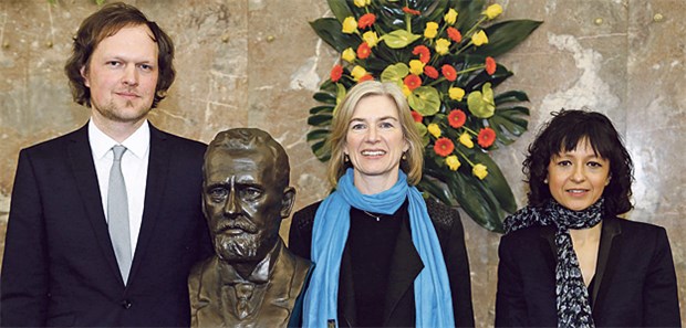 Eine Gentechnik erobert die Welt Paul Ehrlich- und Ludwig Darmstaedter-Preis 2016 an Emmanuelle Charpentier (re.) und Jennifer A. Doudna. Claus-Dieter Kuhn erhielt den Nachwuchspreis.