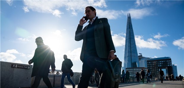 Corona-Freedom-Day macht UK-Ärzten Sorgen Pendler gehen über die London Bridge: Bald befreit von allen Corona-Vorschriften?