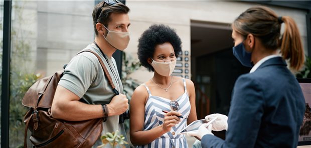 Penible Einhaltung der Corona-Regeln: Darauf sollen sich Hotelgäste verlassen können – sonst können sie im Extremfall sogar fristlos kündigen. (Symbolbild mit Fotomodellen)
