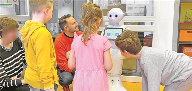 Pepper im Einsatz an der Charité. (2) BoS&S Software GmbH