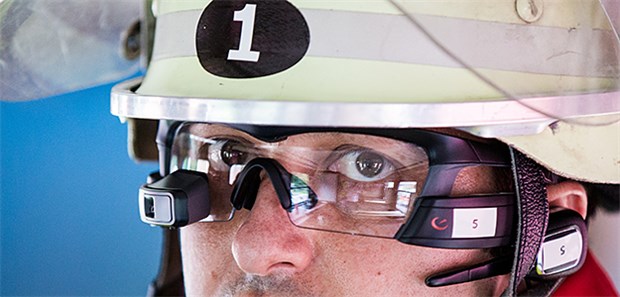 Arzt wird per Datenbrille live zugeschaltet Per Datenbrille live dabei: Ärzte sehen mit dieser Brille, was die Retter vor Ort sehen – und die Retter kriegen Zusatzinfos ins Sichtfeld eingebelendet.