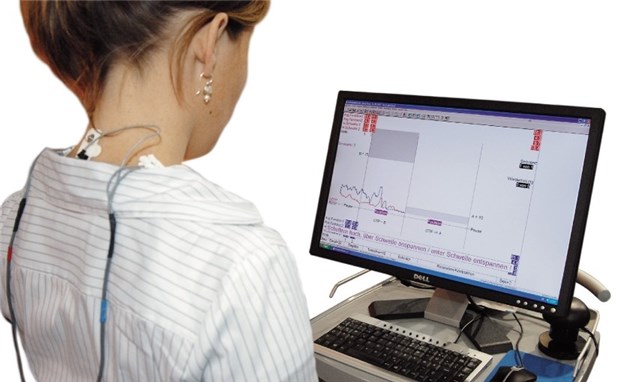 Mit Biofeedback werden Nackenschmerzen gelindert Per Oberflächen-Elektromyografie lassen sich Muskelspannungen messen und auf einem Bildschirm sichtbar machen.