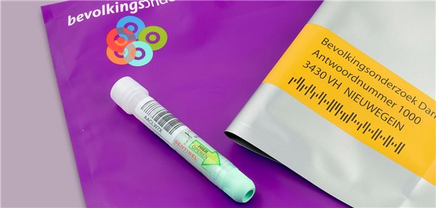 Per Post werden die Niederländer zur Darmkrebsvorsorge eingeladen – wie hier mit einem Set von 2014: Im Umschlag enthalten ist ein Stuhltest auf okkultes Blut sowie Infomaterial und ein Rückumschlag.