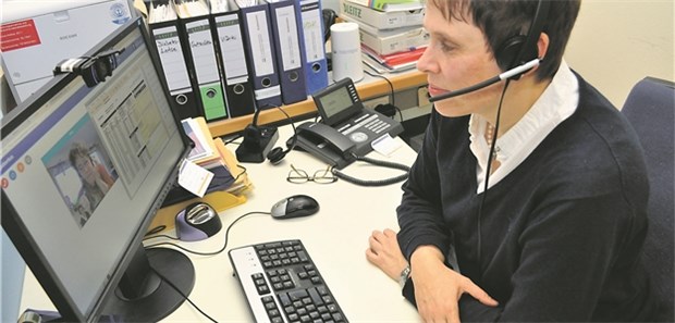Wie ViDiKi Kindern mit Diabetes hilft Per Video-Sprechstunde erläutert Dr. Simone von Sengbusch einer Mutter die ausgewerteten Diabetes-Daten ihres Kindes. Die Ärztin hat gemeinsam mit ihren Kollegen am UKSH das Telemedizin-Projekt ViDiKi aus der Taufe gehoben.