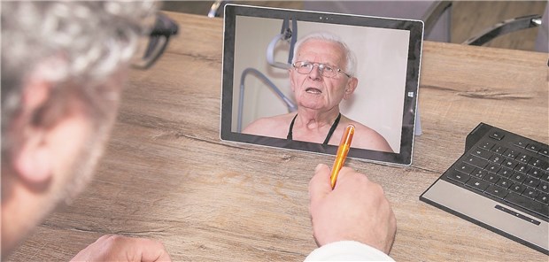Patienten wollen Videosprechstunde, Ärzte warten noch Per Video im Kontakt mit Patienten: Die Versorgung in Heimen kann dadurch effizienter gestaltet werden.