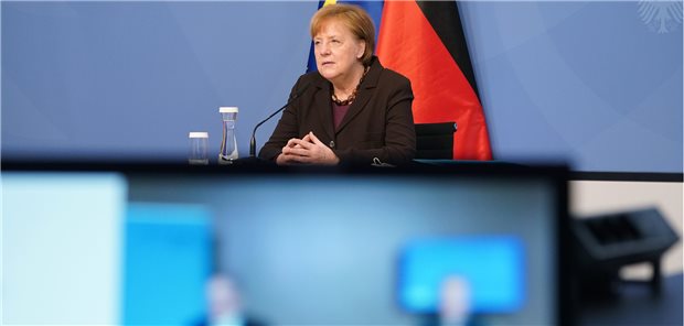 Translation zu Patienten lahmt in Deutschland Per Videoschalte hat Bundeskanzlerin Angela Merkel (CDU) am Mittwoch das Jahresgutachten 2021 der Expertenkommission für Forschung und Innovation (EFI) entgegengenommen.