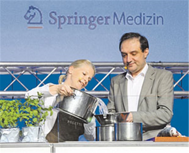 Witzig, lehrreich, lecker: Sterne treffen Medizin Perfektes Team: Cornelia Poletto und Professor Andreas Fritsche demonstrieren und erklären, was gesunde Ernährung bedeutet.