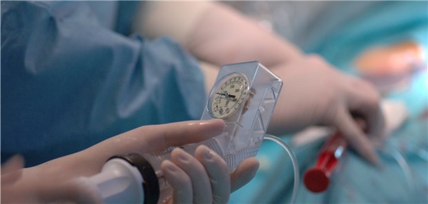 Perkutane Intervention (PCI): Nach den aktuellen Leitlinienempfehlungen zur nicht komplexen Hauptstammstenose werden PCI und Bypasschirurgie als gleichwertige Optionen angesehen. Das wird nun angezweifelt.