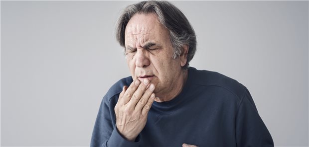 Persistierender trockener Husten über Monate: Es kann am ACE-Hemmer liegen. (Symbolbild mit Fotomodell)