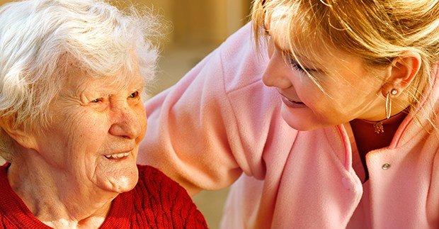 Demenz-Patient und Pflegender: Beide stehen unter Stress Persönliche Pflege im Alter: auch für die Angehörigen belastend.