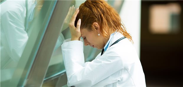 Personal mit Burnout stelle ein erhöhtes Risiko für die Patientensicherheit dar, erklärte Professor Matthias Weigl, Direktor des Instituts für Patientensicherheit am Universitätsklinikum Bonn, auf dem 128. Kongress der Deutschen Gesellschaft für Innere Medizin (DGIM) in Wiesbaden