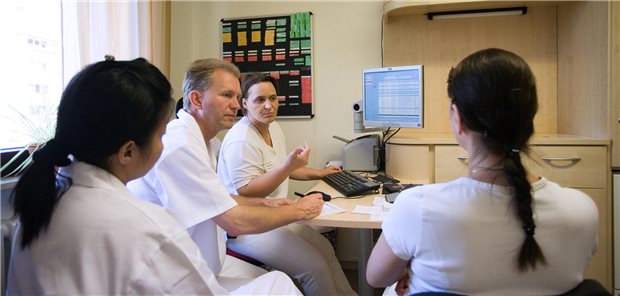 Personaleinsatzbesprechung in einem Krankenhaus. Gesundheits- und Wirtschaftsweise fordern von der Politik Strategien, um knappen Personalressourcen im Gesundheitswesen zu begegnen.