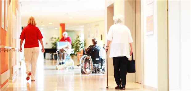 Ein Flur im Pflegeheim mit Menschen