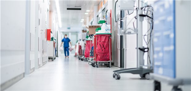 Personalnot auf Station: Die Kommission zur Krankenhausreform wird sich auch neuen Instrumenten zur Pflegepersonalplanung widmen müssen, betonen Experten.