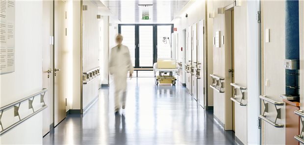 Bayerischer Landtag streitet über Zukunft der Krankenhäuser Personell wie finanzielle: Viele Kliniken sind in Nöten – auch in Bayern.