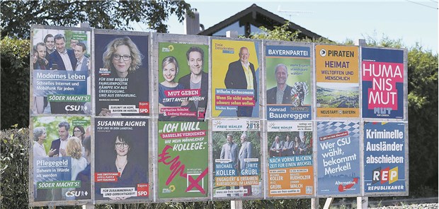 CSU droht historisches Tief Personen, Positionen, Plakate: Die Parteien werben um Stimmen für die Landtagswahl in Bayern.