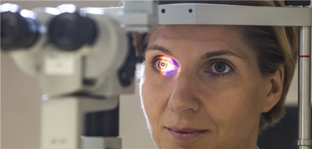 Personen mit Diabetes sollten regelmäßig augenärztlich untersucht werden. Die Länge der Intervalle hängt dabei auch von Komorbiditäten wie Bluthochdruck ab.
