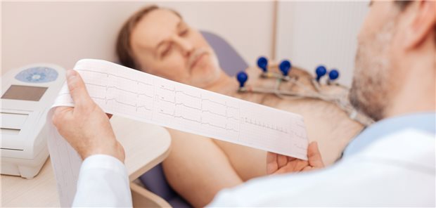 Personen mit Vorhofflimmern profitieren von einer frühen rhythmuserhaltenden Therapie – auch wenn sie bereits einen Schlaganfall hatten. Das geht aus einer Studie hervor.
