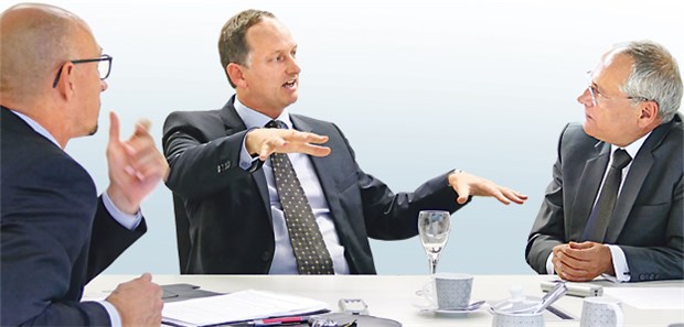 Peter Albiez, Vorsitzender der Geschäftsführung von Pfizer Deutschland im Interview mit Wolfgang van den Bergh (l.) und Helmut Laschet (r.)