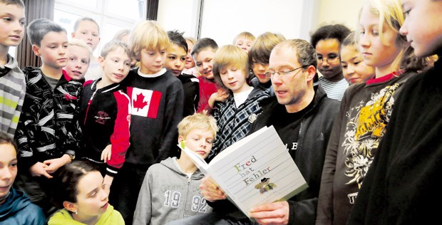 Leichte Lektüre für ein schweres Thema Peter Bach liest vor der Klasse 5c des Essener Humann-Gymnasiums aus seinem Buch "Fred hat Fehler".