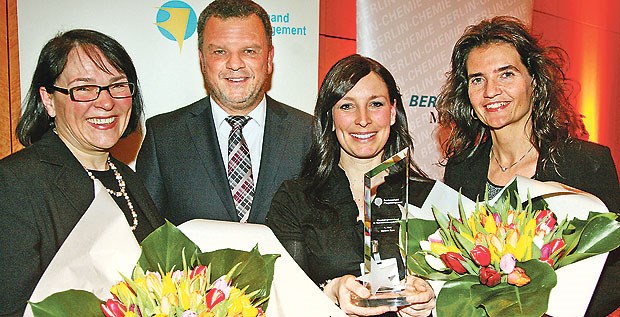 Premiere für Pflegepreis Peter Bechtel überreicht den Pflegemanagement Award 2012 an Birgit Trierweiler-Hauke, Stefanie Russ und Mirjana Sreckovic.