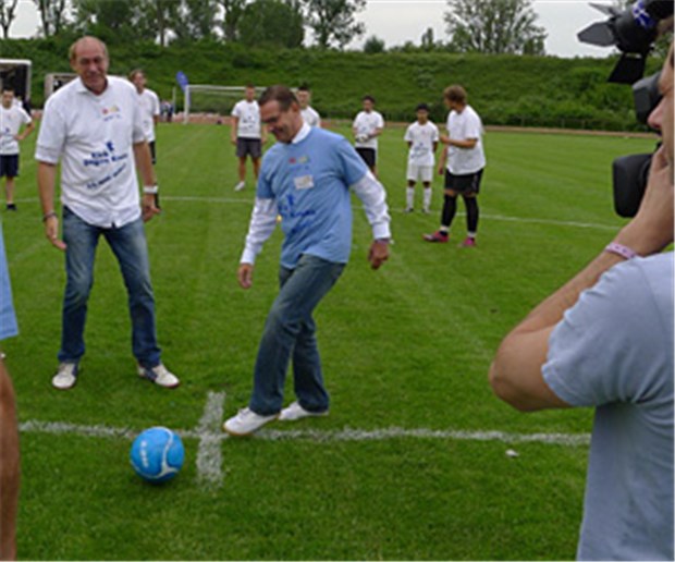 36 Stunden Fußball für die Krebsforschung Peter Fischer (li.), Präsident des Fußballvereins Eintracht Frankfurt, und Dr. Thomas Trümper, Vorstandsvorsitzender des Pharmahändlers Anzag, beim Startschuss zur Charity-Aktion "Kick gegen Krebs".