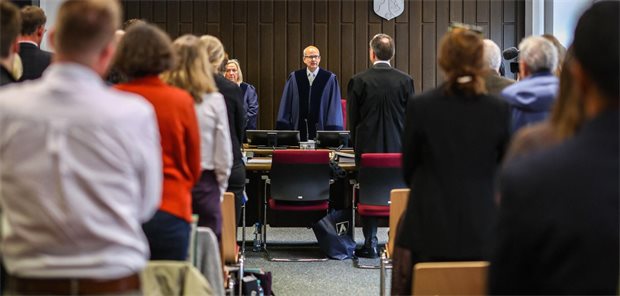 Blick in den Gerichtssaal des VG Gelsenkirchen bei Eröffnung der Verhandlung