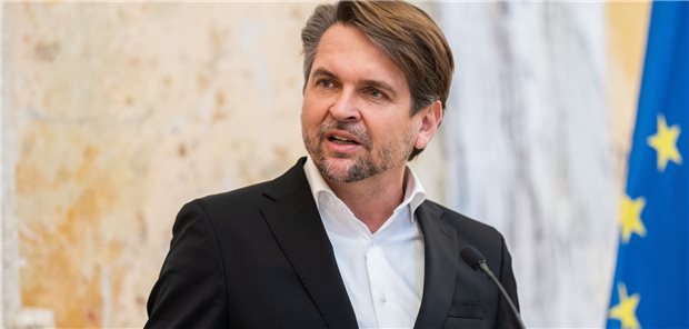 Peter Lehner, der zum Jahreswechsel turnusgemäß den Vorsitz in der Konferenz der Sozialversicherungsträger übernommen hat, will die neun Landesärztekammern in Österreich fusionieren. Er verspricht sich davon Synergieeffekte und Kosteneinsparungen für das dortige Gesundheitswesen.
