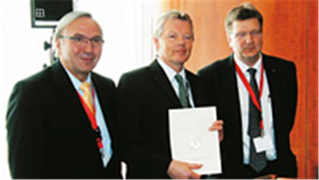 Preis für Journalisten der "Ärzte Zeitung" Peter Overbeck mit der Urkunde, links Professor Friedrich Wilhelm Mohr aus Leipzig, rechts Professor Michael Böhm aus Homburg. © Klawki/Springer Medizin