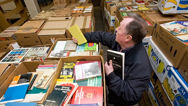 Kulturelles Gedächtnis der DDR lagert im Kuhstall Peter Sodann in seiner DDR-Bibliothek.