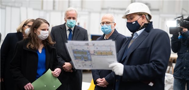 Hamburg setzt bei Corona-Impfungen stark auf die KV Peter Tschentscher (2.v.r, SPD), Erster Bürgermeister von Hamburg, und Melanie Leonhard (l, SPD), Senatorin für Arbeit, Gesundheit, Soziales, Familie und Integration von Hamburg, besichtigen gemeinsam mit Olaf Schindel (r), Architekt, und Walter Plassmann (2.v.l), Vorsitzender der KVHamburg (KVH), das im Aufbau befindliche Impfzentrum in den Hamburger Messehallen.