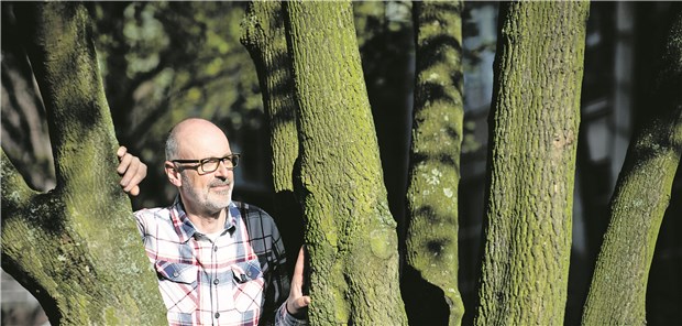 Waldbaden jetzt auch im Kino Peter Wohlleben: Der Baumflüsterer aus der Eifel erklärt den Wald jetzt auch im Film.